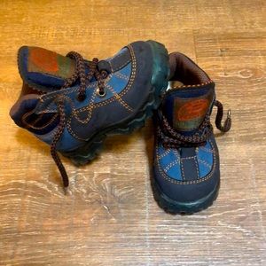 Size 21 baby shoes never worn or used….comes with original bag